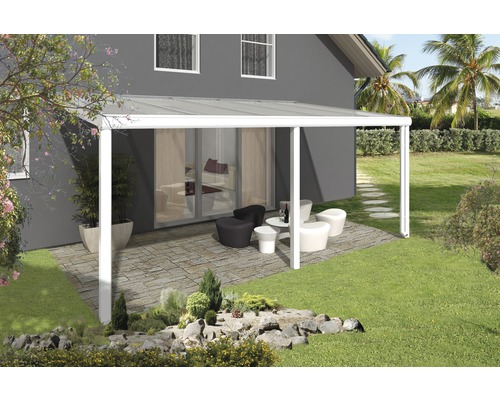 Terrasse mit Terrassenüberdachung, Sitzmöbeln und Garten