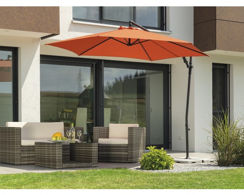 Terrasse mit Sonnenschirm, Sitzgruppe und Esstisch für den Außenbereich.