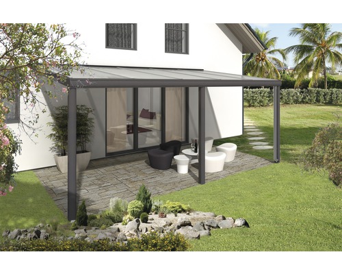 Terrassenüberdachung aus Aluminium mit Glasdach an einem Haus mit Gartenmöbeln