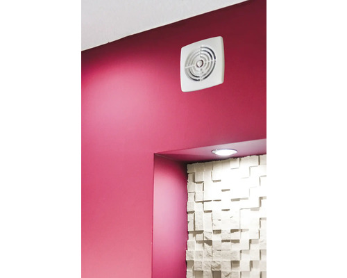 Quadratischer, weisser Badlüfter an rosafarbener Wand