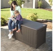 Braune Gartenbox mit Mutter und Kind im Garten