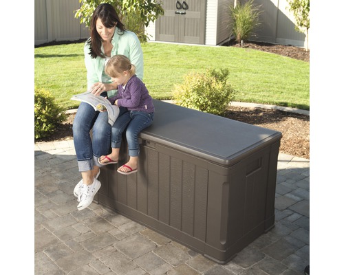 Braune Gartenbox mit Mutter und Kind im Garten