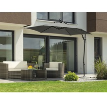 Szene mit Ampelschirm und Gartenmöbel-Set auf einer Terrasse