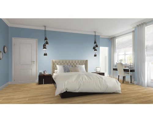 Schlafzimmer mit Bett, Nachttischen, Schreibtisch und Pendelleuchten
