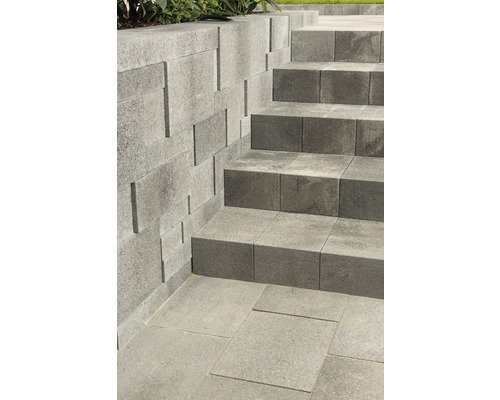 Außentreppe mit Betonstufen und Mauer aus Betonsteinen