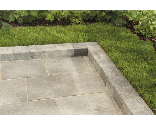Gepflasterter Gartenweg mit Rasenbegrenzung
