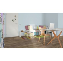 Helles Zimmer mit Schreibtisch, Stuhl, Sitzbank und Holzboden