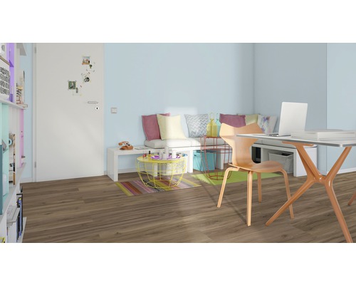 Helles Zimmer mit Schreibtisch, Stuhl, Sitzbank und Holzboden