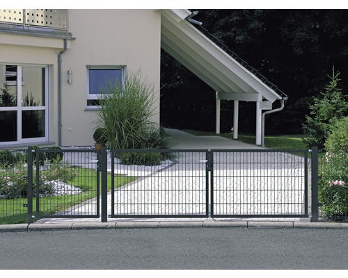 Doppeltor aus Metall mit Maschendraht vor einem Haus