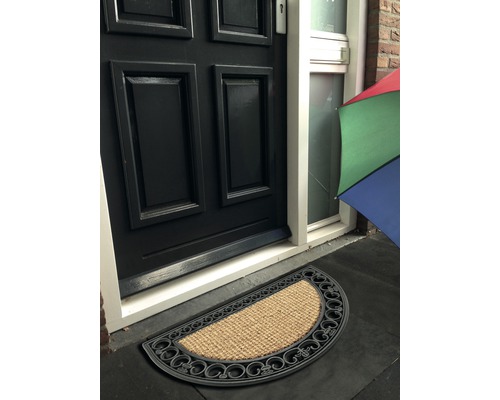 Halbrunde Fußmatte vor einer Haustür