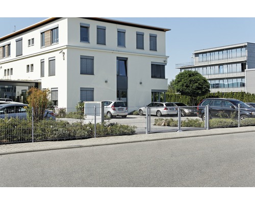 Doppelstabmattenzaun vor einem Gebäude mit parkenden Autos