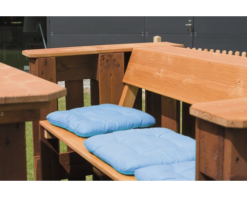 Detailansicht einer Holzgartenbank mit blauen Sitzkissen