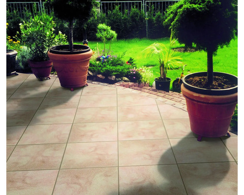 Beton Terrassenplatte iStone Basic ocker-gelb-rosè 40 cm x 40 cm x 4 cm Gartenszene mit Fliesenboden und Pflanzgefäßen