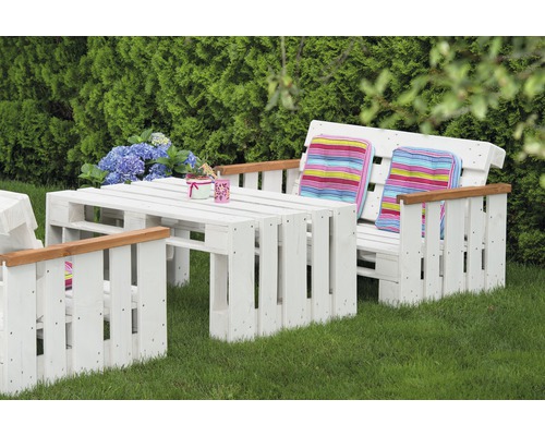 Gartenmöbelset aus weißen Holzpaletten mit Tisch und Bänken auf Rasen