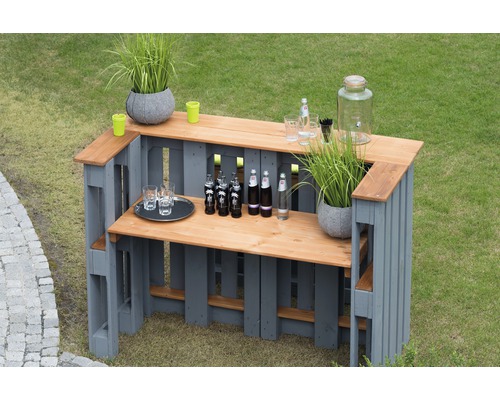 DIY Palettenbar mit Getränken und Dekoration im Garten