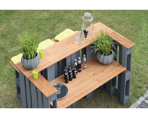 Holzpalette Bartisch im Garten mit Getränken und Dekoration