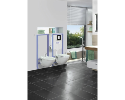 Badezimmer mit Hänge-WC, Bidet und Grohe Spülkasten