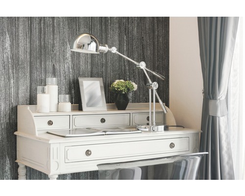 Schreibtisch mit Lampe, Fotorahmen und Dekorationsartikeln