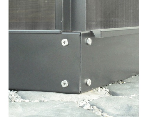 Detailansicht einer Metallkonstruktion mit Schrauben auf Steinboden