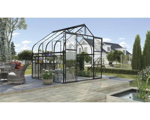 Gewächshaus mit Pflanzen im Garten