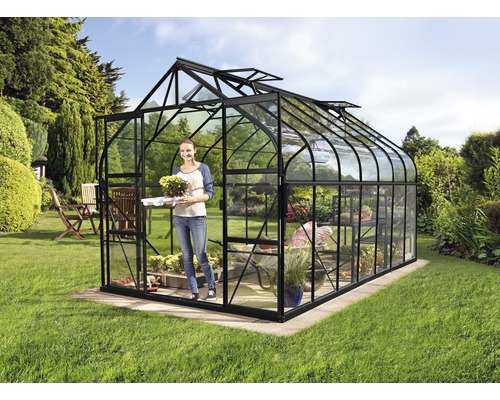 Gewächshaus Vitavia Diana 11500 Einscheibensicherheitsglas 3 mm 264x445 cm schwarz Frau mit Blumen vor einem Gewächshaus im Garten.
