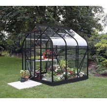 Gewächshaus mit Pflanzen im Garten