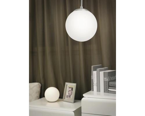 Pendelleuchte Rondo 1-flammig nickel-matt, H 110 cm, Ø 20 cm Szene mit Kugelpendelleuchte über Tisch und Nachttischlampe.