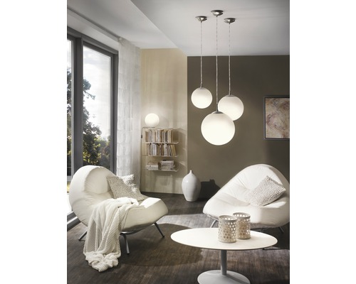 Wohnzimmer mit zwei Sesseln, einem Couchtisch und einer Hängelampe