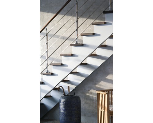 Treppe mit Stahlseilgeländer, Holzstufen und einer Dekovase