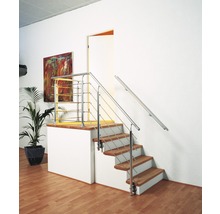 Treppe mit Metallgeländer in hellem Raum