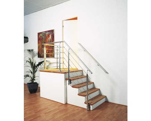 Treppe mit Metallgeländer in hellem Raum