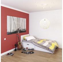 Schlafzimmer mit Bett, Deckenleuchte und Gitarre an der Wand