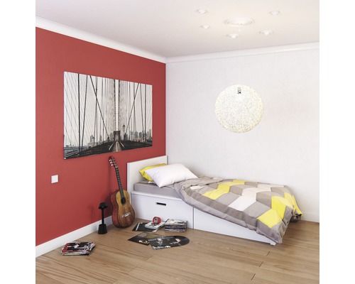 Schlafzimmer mit Bett, Deckenleuchte und Gitarre an der Wand