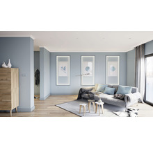 Wohnzimmer mit Sofa, Teppich, Beleuchtung und Wanddekoration in hellem Design