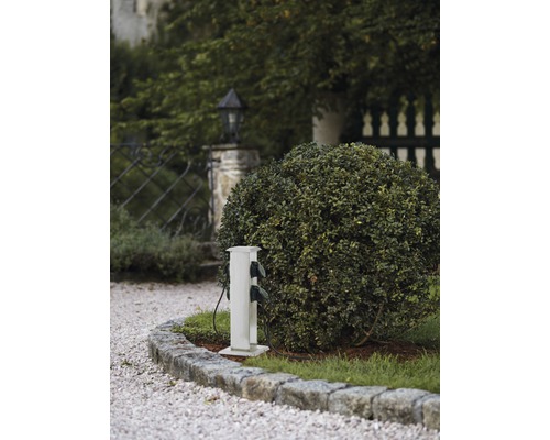 Stromverteilersäule im Aussenbereich neben einem Busch