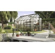 Gewächshaus im Garten mit Pflanzen, Schubkarre und Teich