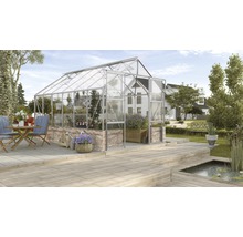 Gewächshaus mit Pflanzen auf Terrasse mit Gartenmöbeln und Teich