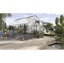 Gewächshaus mit Pflanzen auf einer Gartenterrasse