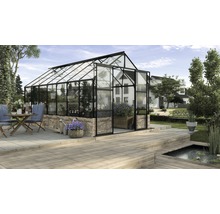 Gewächshaus mit Steinmauer und Gartengestaltung