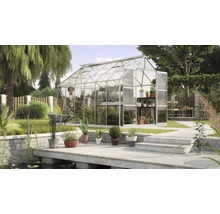 Gewächshaus im Garten mit Pflanzen, Möbeln und Gartenteich