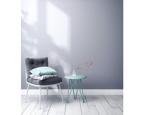 Helles Zimmer mit Stuhl, Kissen und Beistelltisch