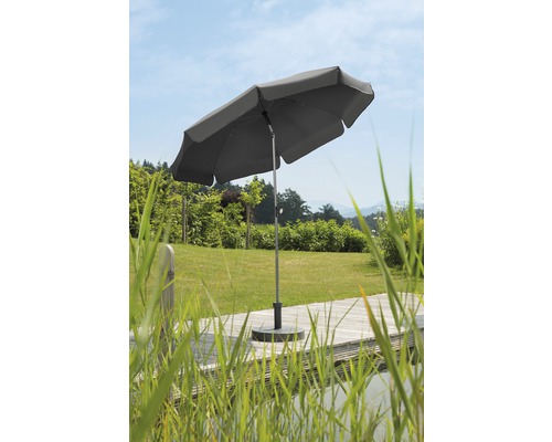 Garten Szene mit grauem Sonnenschirm