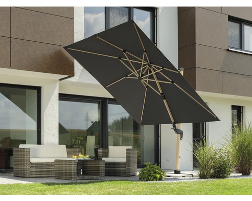 Quadratischer Ampelschirm auf einer Terrasse mit Gartenmöbeln