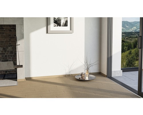 Heller Raum mit Terrakottafliesen, Kamin und Terrassentür zum Garten