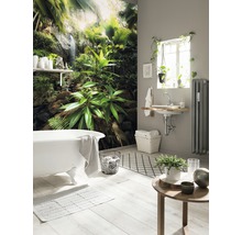Badezimmer mit Badewanne, Waschbecken und Dschungeltapete für eine natürliche Atmosphäre