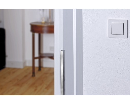 Detailansicht einer Ecke mit Kantenschutzprofil und Lichtschalter