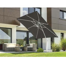 Quadratischer Sonnenschirm mit seitlichem Mast und Rattansitzgruppe auf einer Terrasse.