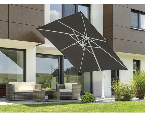 Quadratischer Sonnenschirm mit seitlichem Mast und Rattansitzgruppe auf einer Terrasse.
