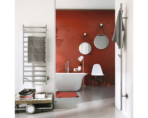 Badezimmer mit Badewanne, Handtuchwärmer, Handtüchern, Spiegeln und Stuhl