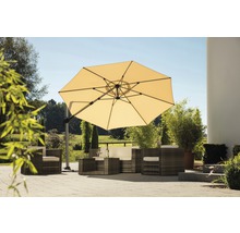 Szene mit Ampelschirm, Gartentisch und Gartensesseln auf einer Terrasse.